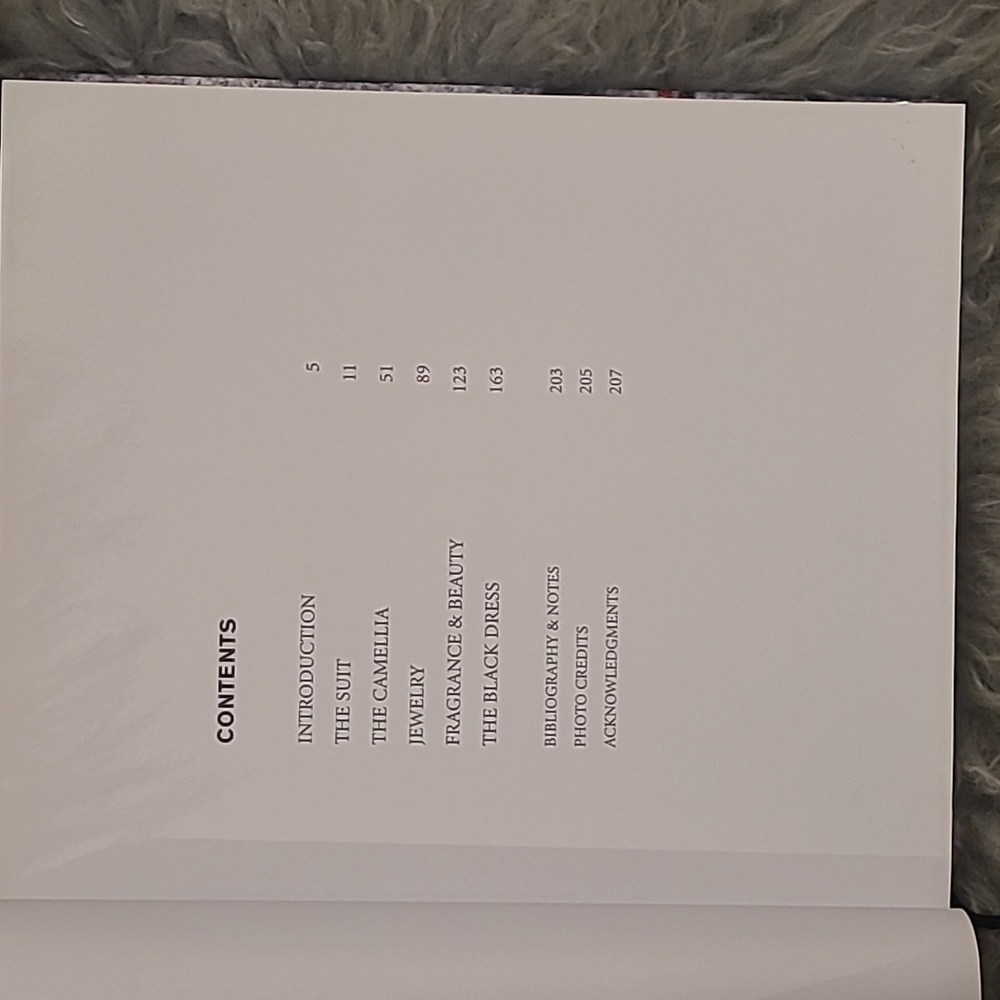CHANEL COLLECTIONS AND CREATIONS COFFEE TABLE BOOK - Picture 4 of 9